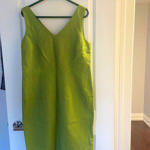 Size 12. Shell is 55% Linen and 45% cotton.  Lining is 100% polyester